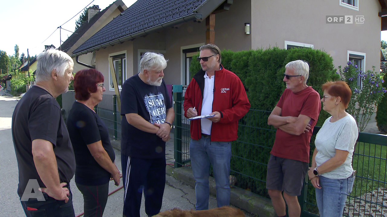 Personen aus Österreich besprechen die Vorgehensweise für die Hochwasserhilfe