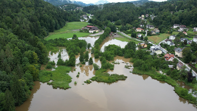 Dorf in Österreich, vom Hochwasser gezeichnet