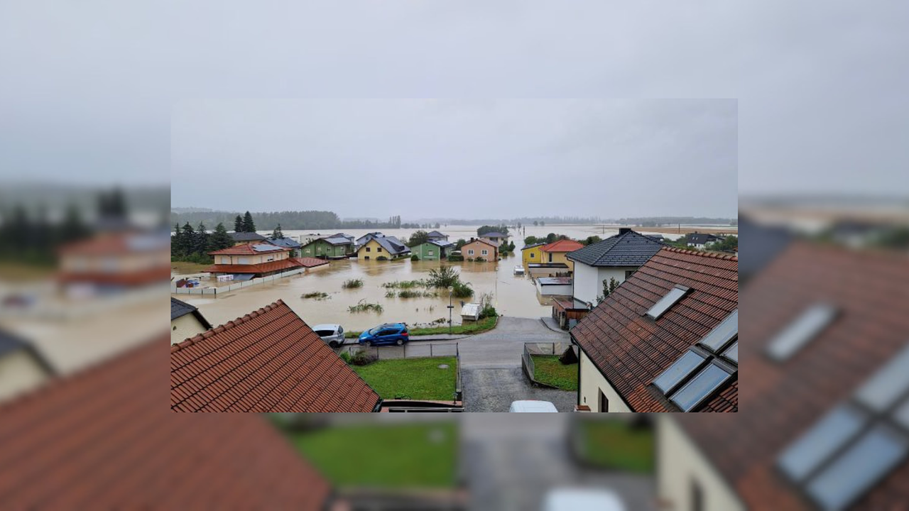 Wassermassen in einer Wohngegend