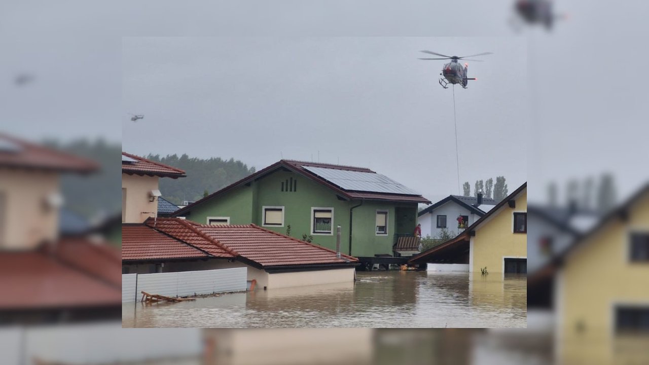 Ein Hubschrauber über einer überfluteten Wohngegend