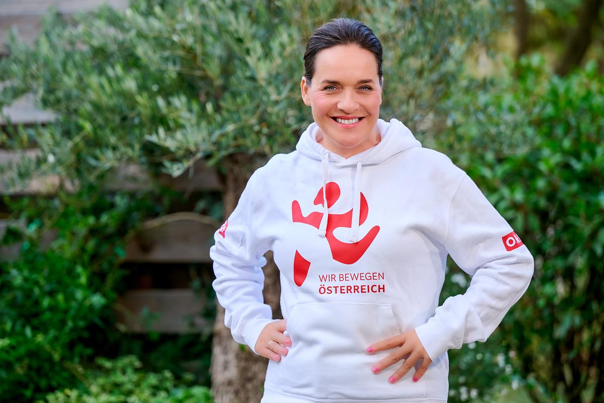 Eva Pölzl mit einem Wir bewegen Österreich-Sweatshirt